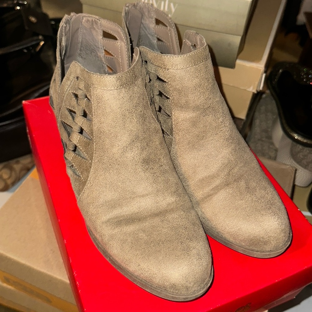 mother’s closet/ closed toe shoes size~ 9.5